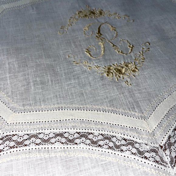 Vintage Linen White One Beige “R” Hand Embroidered Table Runner. - Picture 9 of 10